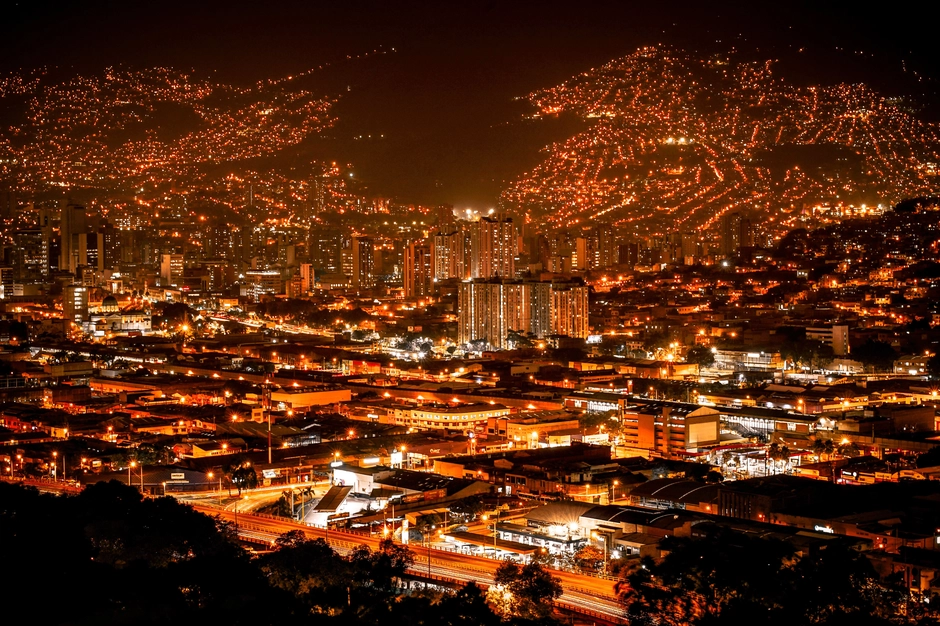 Vue aérienne de nuit sur Medellin