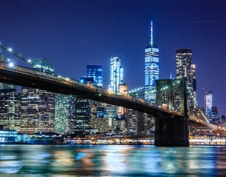 Photographie de pont pendant la nuit