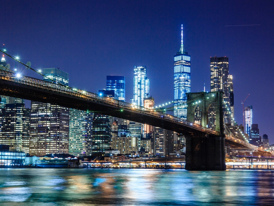 Photographie de pont pendant la nuit