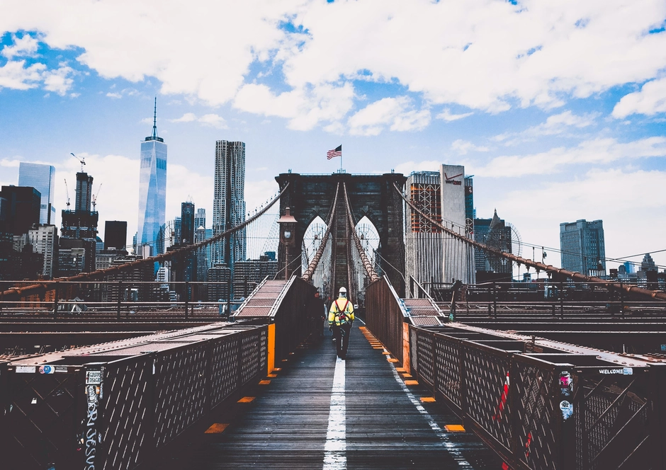 Homme marchant sur le pont