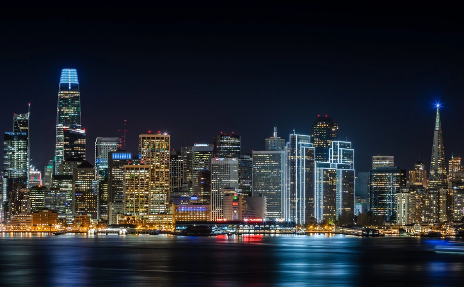 Photo en accéléré de la ville pendant la nuit